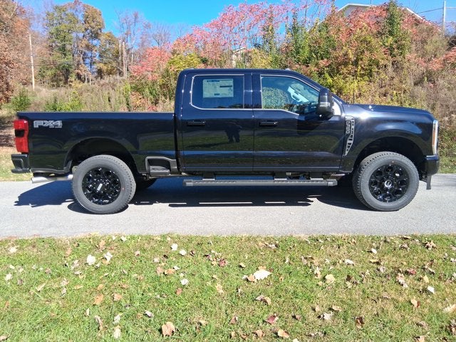 2027 Ford Super Duty F-350 SRW F-350® Lariat®