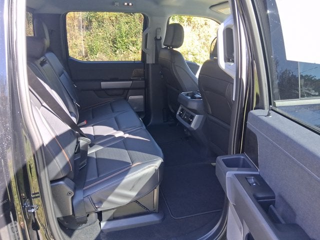 2027 Ford Super Duty F-350 SRW F-350® Lariat®