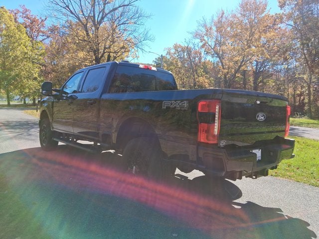 2027 Ford Super Duty F-350 SRW F-350® Lariat®