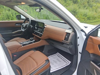 2025 Nissan Pathfinder Platinum